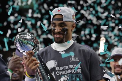 Jalen Hurts, con el trofeo Vince Lombardi de campeón de la NFL tras la victoria de los Philadelphia Eagles en la Super Bowl.