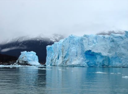Glaciares flotando sobre el Lago Argentino.