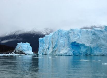 Glaciares flotando sobre el Lago Argentino.