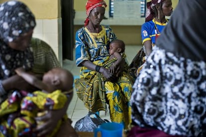 Madres esperando en la recepci&oacute;n del Centro de Recuperaci&oacute;n y Educaci&oacute;n Nutricional del hospital de Madaoua, en N&iacute;ger, gestionado por M&eacute;dicos Sin Fronteras.