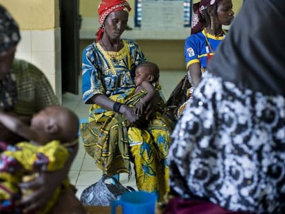 Madres esperando en la recepci&oacute;n del Centro de Recuperaci&oacute;n y Educaci&oacute;n Nutricional del hospital de Madaoua, en N&iacute;ger, gestionado por M&eacute;dicos Sin Fronteras.