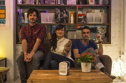 Tomo Permuy (con camiseta azul), el dueño de Toma 3, junto con otras dos personas del equipo, Stephanie Herrero y Daniel Permuy.