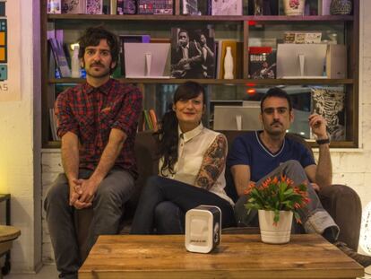 Tomo Permuy (con camiseta azul), el dueño de Toma 3, junto con otras dos personas del equipo, Stephanie Herrero y Daniel Permuy.