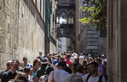 Turistas na rua do Bisbe, junto à catedral no bairro Gòtic de Barcelona.