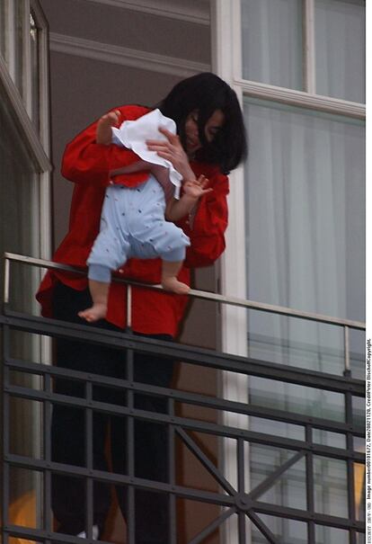 Esta imagen, en la que el cantante aparece mostrando a su hijo por la ventana del hotel Adlon de Berlín en 2002, causó un gran revuelo. Tras subir a su habitación, se asomó al balcón con el más pequeño de sus tres hijos, Prince Michael Jackson II, de apenas un año, mientras tapaba su rostro. El cantante reconoció más tarde que había cometido un "error terrible" al haber puesto en peligro la vida de su hijo.