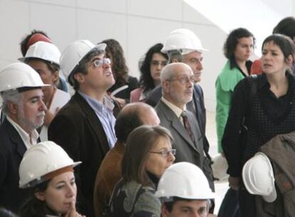 Los diputados de la comisión, en el centro Aymerich mirando hacia arriba con el gesto fruncido, ayer en la visita al monte Gaiás.