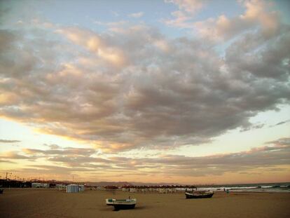 Un atardecer en la playa de La Malvarrosa.