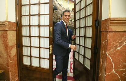 El líder del partido socialista, Pedro Sánchez, en la puerta de acceso al hemiciclo.