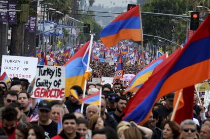 Decenas de miles de personas recuerdan el genocidio armenio, en una manifestación por el centro de Hollywood en octubre de 2019.