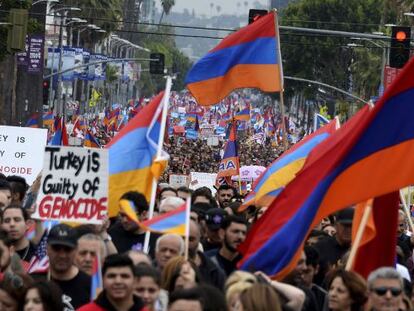 Decenas de miles de personas recuerdan el genocidio armenio, en una manifestación por el centro de Hollywood en octubre de 2019.