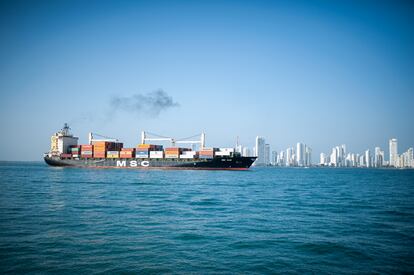 Un buque de carga llega al puerto aduanal de Cartagena.