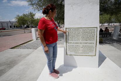 Maricela Alfaro, señala el nombre de Rogelio Ibarra en el monumento a los mineros caídos en la plaza principal de Barroterán.