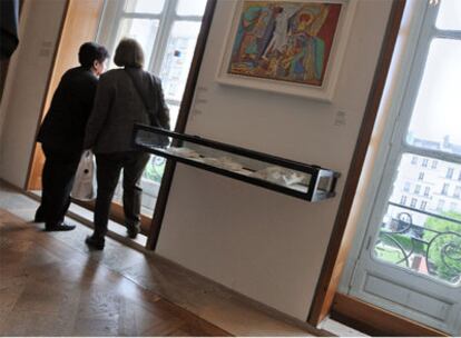 Visitantes en el Museo Picasso ante una vitrina similar a la que albergaba los dibujos robados