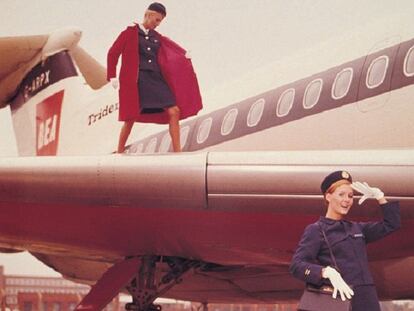 Ellen Church vestía una falda entallada que caía justo por debajo de la rodilla, una chaqueta de doble abotonado, guantes finos y zapatos cómodos. Swissair fue la primera compañía europea en copiar la idea americana. Lufthansa fue la siguiente. La compañía alemana realizó pequeñas variaciones estéticas con respecto al original con la finalidad de que las azafatas formasen parte de la identidad corporativa de la empresa; un anuncio que hablaba y caminaba. En la foto, dos trabajadoras de British European Airlines posan junto a uno de los aviones de la compañía.