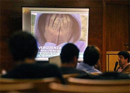 Asistentes al curso para maltratadores en Alicante.