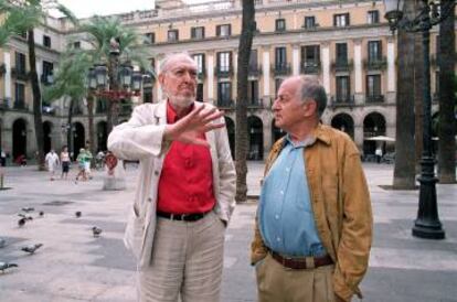 Goytisolo (d), amb l'editor Josep Maria Castellet, a la plaça Reial, el 2004.