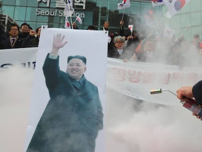 Manifestantes intentan quemar la imagen del lider norcoreano en Seúl.