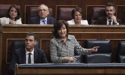 La vicepresidenta del Gobierno, Carmen Calvo, durante una sesión de control al Gobierno. 