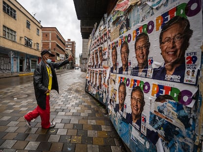 carteles del candidato Gustavo Petro en las calles del centro de Bogotá