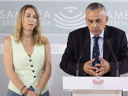 La candidata del PP a la Junta de Extremadura, María Guardiola, junto al candidato de Vox, Ángel Pelayo Gordillo, en rueda de prensa este viernes.