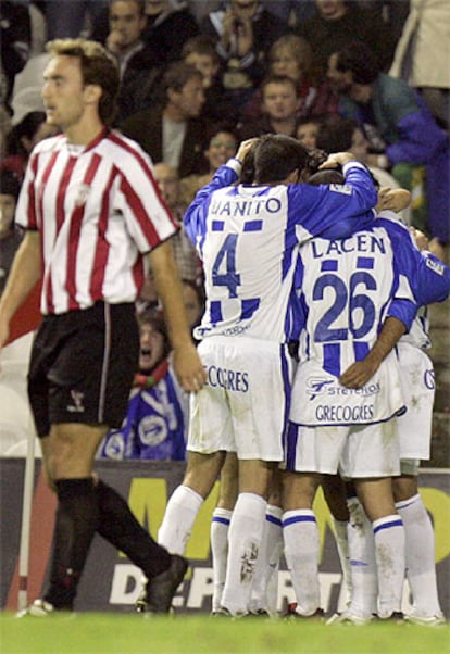 Los jugadores del Deportivo Alavés celebran uno de sus goles frente al Athletic de Bilbao esta tarde en San Mamés.