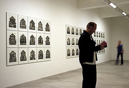 Fotografías de los artistas alemanes Bern & Hilla Becher, expuestas en la Documenta de Kassel.