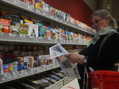 Una mujer ojeaba un periódico en un establecimiento de Moscú, en 2021.