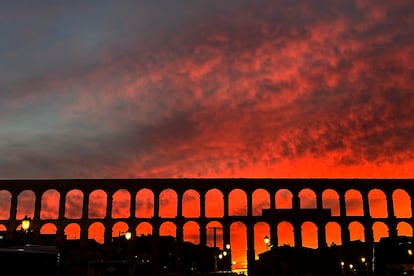 Vista nocturna del acueducto de Segovia.