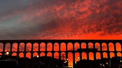 Vista nocturna del acueducto de Segovia.