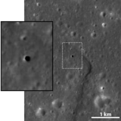 Imágenes de la superficie de la luna tomada por la sonda japonesa 'Selene' en la que se aprecia un agujero que puede tener más de 80 metros de profundidad