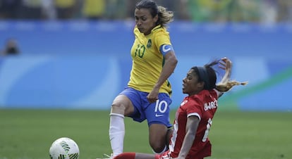 Marta, muito bem marcada em Brasil x Canad&aacute;.