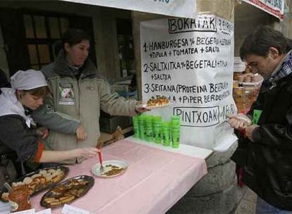 Puesto de alimentos vegetales en la plaza de la Constitución donostiarra.