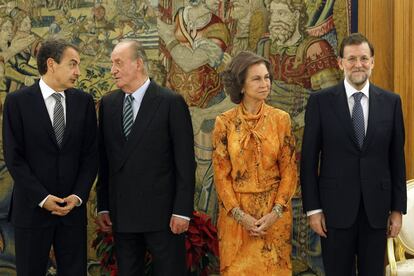 Los Reyes posan con el presidente del Gobierno, Mariano Rajoy (d), y su antecesor en el cargo, José Luis Rodríguez Zapatero, tras el acto de toma de posesión del líder del PP celebrado en el Palacio de la Zarzuela, en el que el ministro de Justicia en funciones, Francisco Caamaño, actuó como notario mayor del Reino.