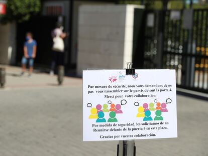 Detalle de un cartel en el exterior del Liceo Francés de Madrid, donde una de las clases de Primaria está en confinamiento preventivo después de que un alumno notificara síntomas de padecer COVID-19 tras estar en estrecho contacto con un caso positivo.