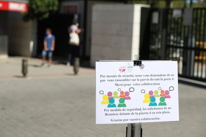 Detalle de un cartel en el exterior del Liceo Francés de Madrid, donde una de las clases de Primaria está en confinamiento preventivo después de que un alumno notificara síntomas de padecer COVID-19 tras estar en estrecho contacto con un caso positivo.