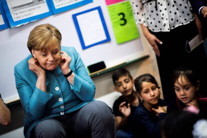 La canciller alemana, Angela Merkel, visita el jardín de infancia del colegio Ras, en el centro de Beirut el viernes.