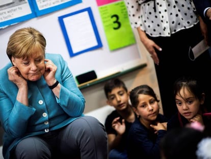 La canciller alemana, Angela Merkel, visita el jardín de infancia del colegio Ras, en el centro de Beirut el viernes. 