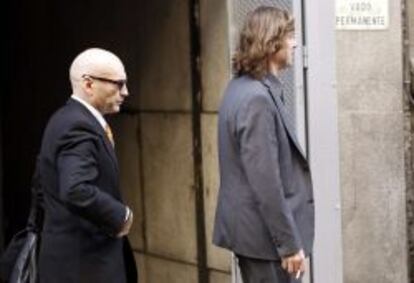 El juez de la Audiencia Nacional Javier Gómez Bermúdez (i), junto al juez Santiago Pedraz (d), a su salida hoy de la Audiencia Nacional, el miércoles, tras ordenar la detención de cinco exdirectivos de CAM.