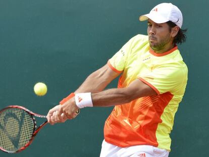 Fernando Verdasco golpea la bola durante su partido contra Tsonga.