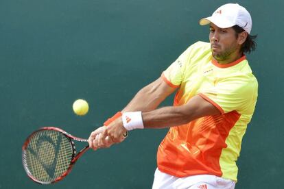 Fernando Verdasco golpea la bola durante su partido contra Tsonga.