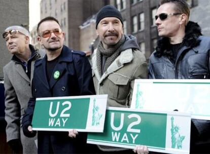 Los miembros de la banda posan con copias de señales viarias que indican la calle con su nombre.