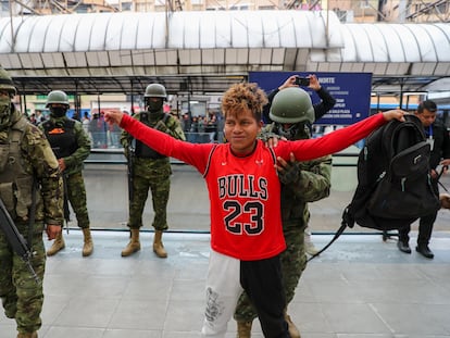 Un militar requisa a un joven en un operativo de control en la estación central de transporte público La Marin, en Quito.