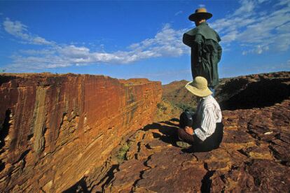 Turistas asomados al King's Canyon, uno de los más impactantes espacios naturales en el recorrido por el Outback, las tierras interiores de Australia.