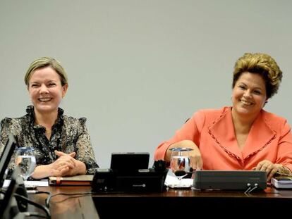 Brazilian President Dilma Rousseff (r) smiles next to her Chief of Staff Gleisi Hoffmann during a meeting with union representatives in Planato Palace on Wednesday.