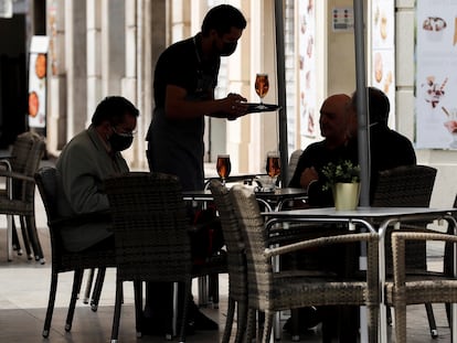 Un camarero atiende una mesa en una terraza del centro de Valencia, este miércoles, 2 de junio.