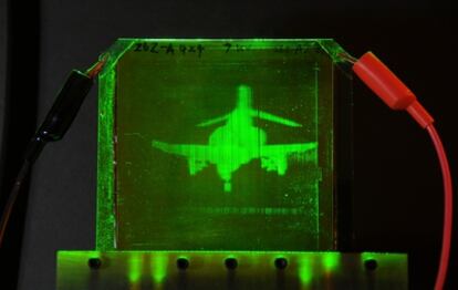Imagen holográfica dinámica de un avión Phantom F-4 proyectada en un polímero fotorefractivo durante un experimento en la Universidad de Arizona