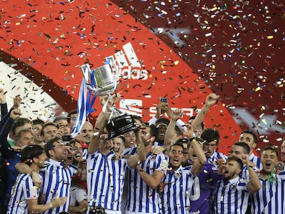 03 04 2021. Los jugadores de la Real Sociedad f lebantan la copa del Rey conseguida frente al Atlhétic de Bilbao en en el estadio de La Cartuja de Sevilla. Alejandro Ruesga.