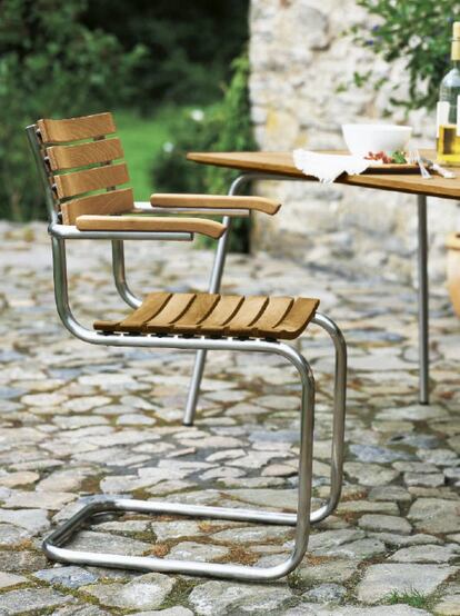 Esta versión 'outdoor' que realizó Mart Stam de su mítica silla S43, todo un símbolo de la Bauhaus y cuyo parecido con la silla Cesca generó más de un trifulca con su autor Marcel Breuer, llegó al catálogo de Thonet por primera vez en 1935. En vez de recurrir a la teca tan común en los muebles de exterior se fabricó en iroko, una madera de origen africano muy resistente a la intemperie. A la ligereza del acero pulido inoxidable de su estructura se añaden listones curvos con un acabado aceitado para que resulte más duradera y confortable. Precio: 576 euros en connox.com.