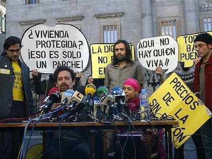 Miembros de Los Hijos de Don Quijote y de la Asamblea pro derecho a la vivienda, ayer, en Barcelona.