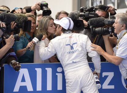 Massa besa a sy mujer Raffaaela Bassi tras conseguir la 'pole' en Austria